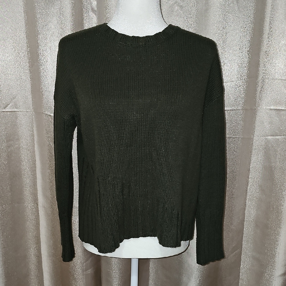 Classic Green Crew Neck Sweater with Ribbed Details